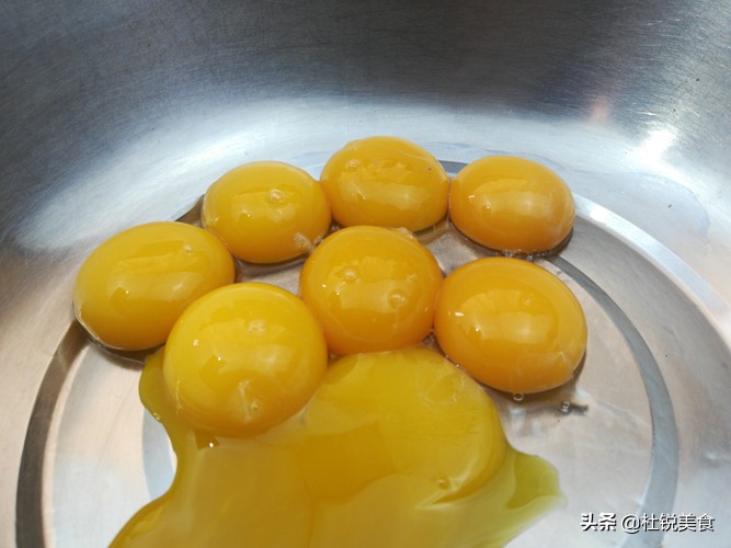 戚风蛋糕蛋黄糊有颗粒会怎么样,戚风蛋糕蛋黄比蛋白多