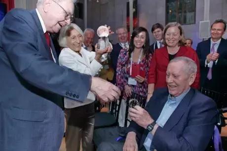 戴15元手表,租一居室,秘密捐出560亿,他真正活出了上帝的模样