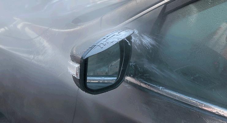 雨天开车后视镜有雨水小妙招,雨天后视镜看不清楚解决小技巧