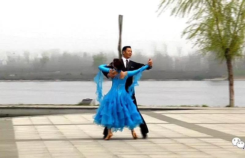 学跳交谊舞女步,怎样跳好交谊舞基本功