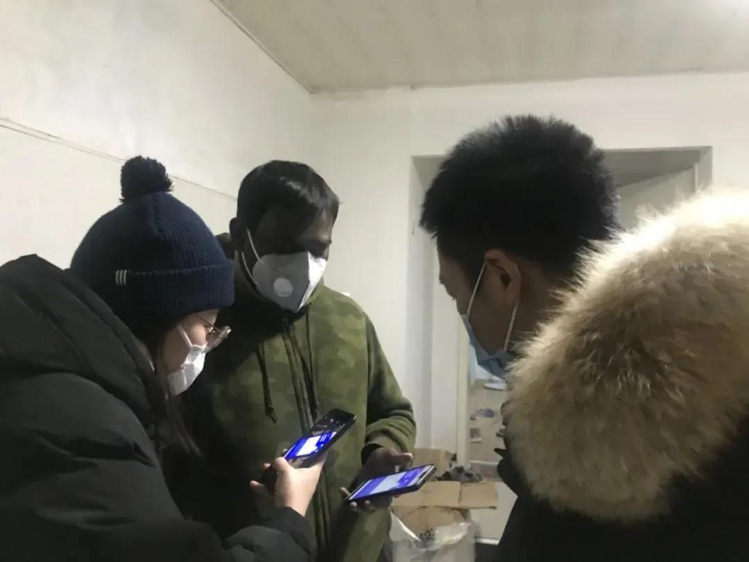 从“你好”到“兄弟”，川沙老居民区的“国际化”防疫服务，让印度小伙点赞