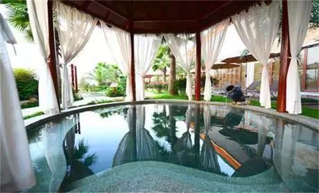 冬日暖阳泡温泉是一件很惬意的事,冬季里泡温泉绝对是一大乐事