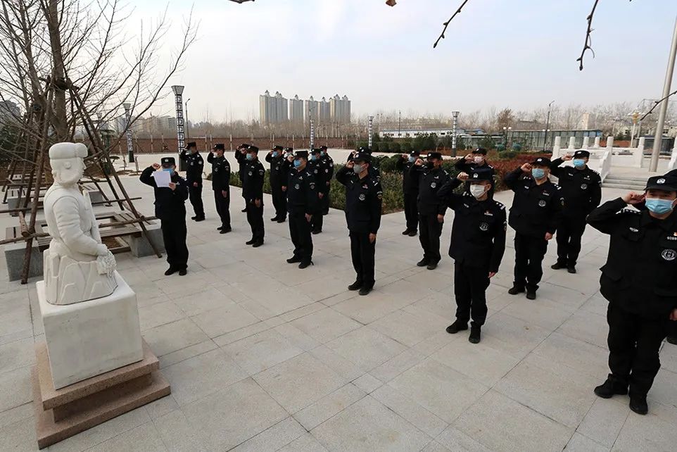 巡特警支队学雷锋工作总结,特警开展学雷锋活动简报