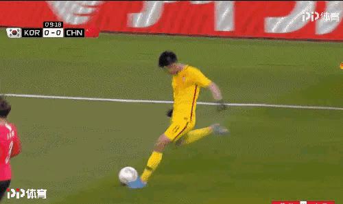 国足让人喷饭的爆笑gif,国足搞笑球场图