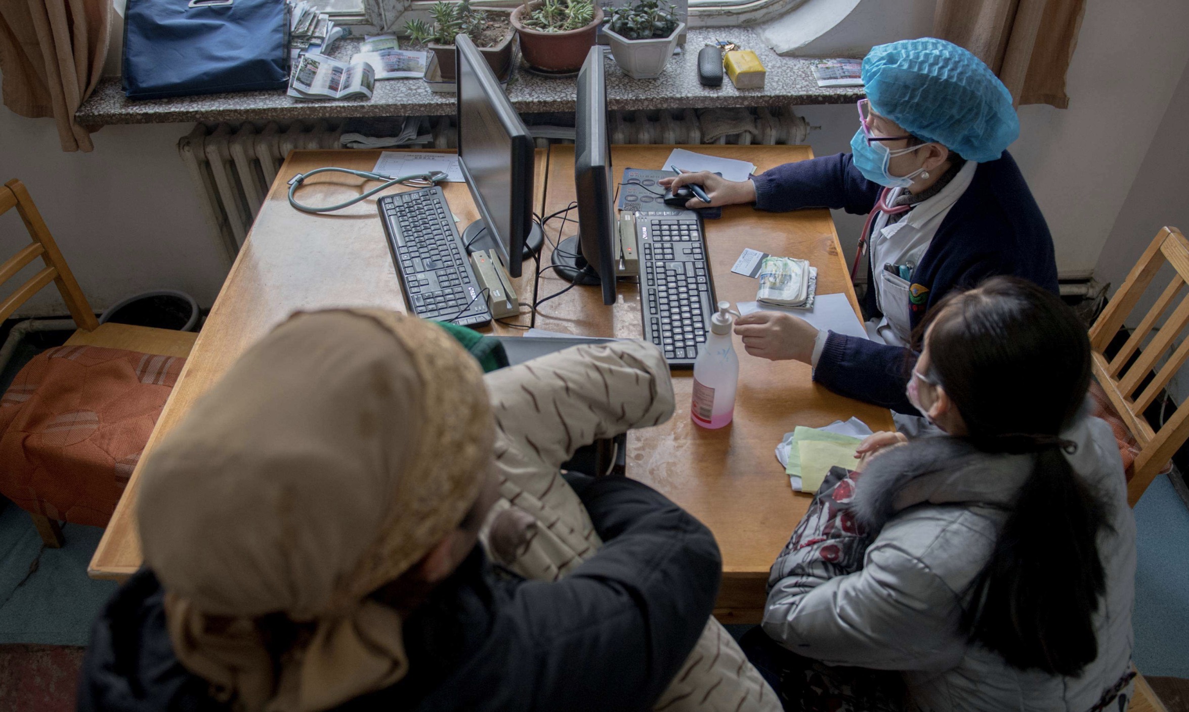 不小心把502胶水滴到眼睛怎么样,宝宝误拿502胶水滴眼睛怎么办