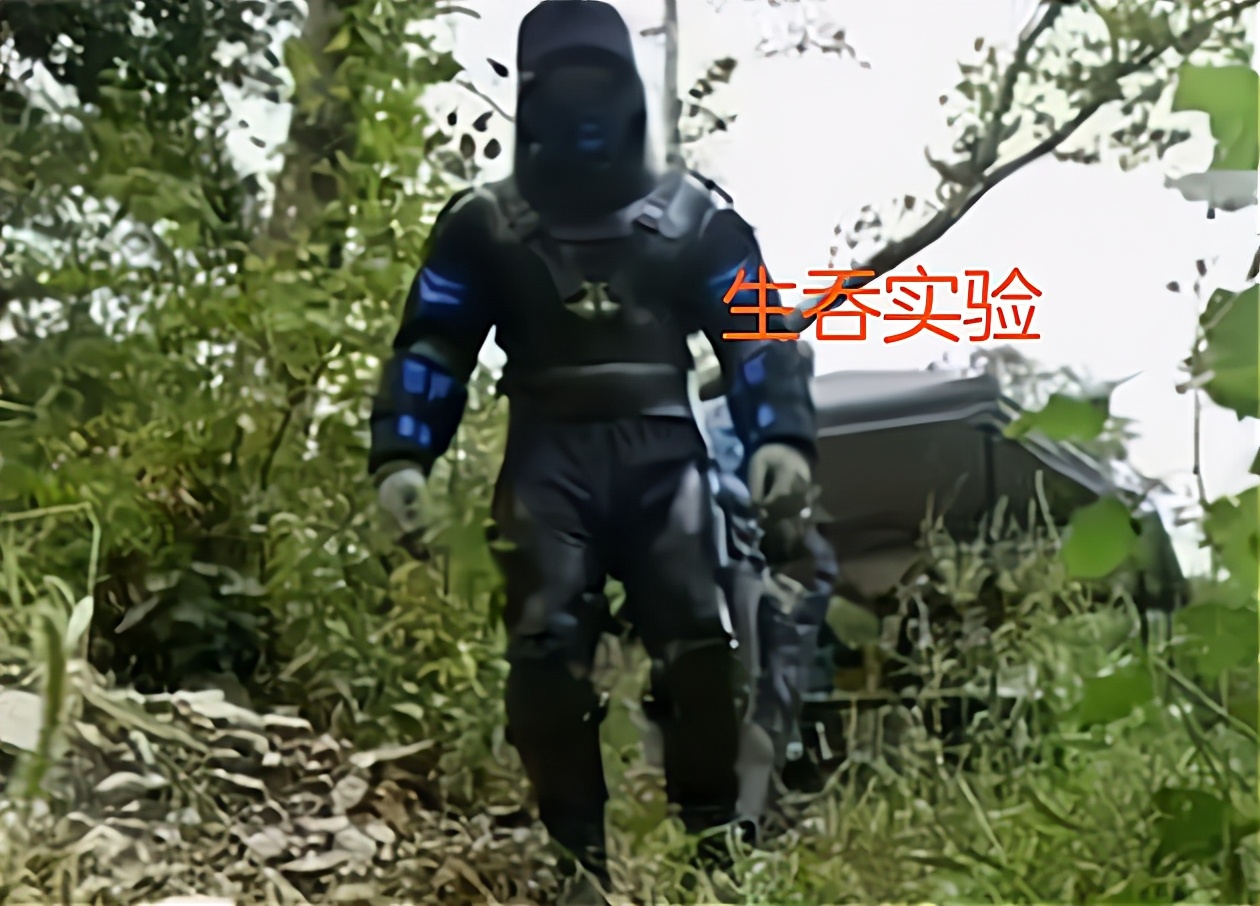 被蟒蛇吃进肚子可以靠刀自救吗,在雨林被毒蛇咬了该怎么办