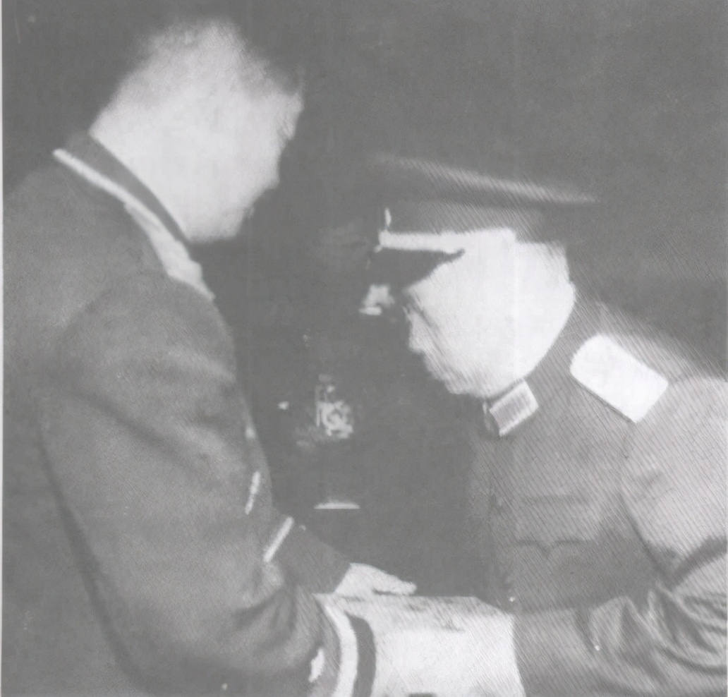 贺炳炎:22岁锯掉右臂,47岁去世,出殡时20万军民冒雨送行