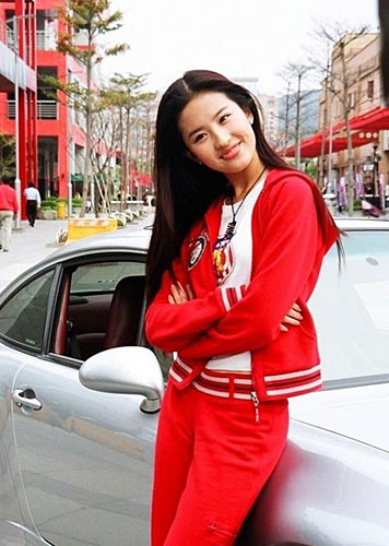 刘亦菲妈妈格局,刘亦菲和继父聚餐的视频