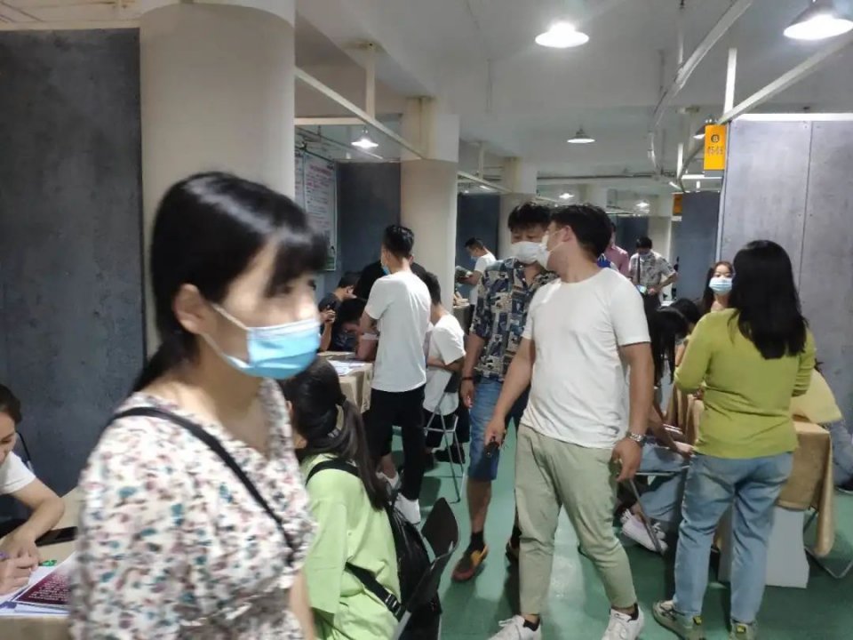 显摆招聘网怎么样,招才引智招聘会现场