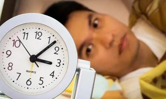 老年人失眠难治？中医给你1个实用建议比药管用，倒头就睡8小时