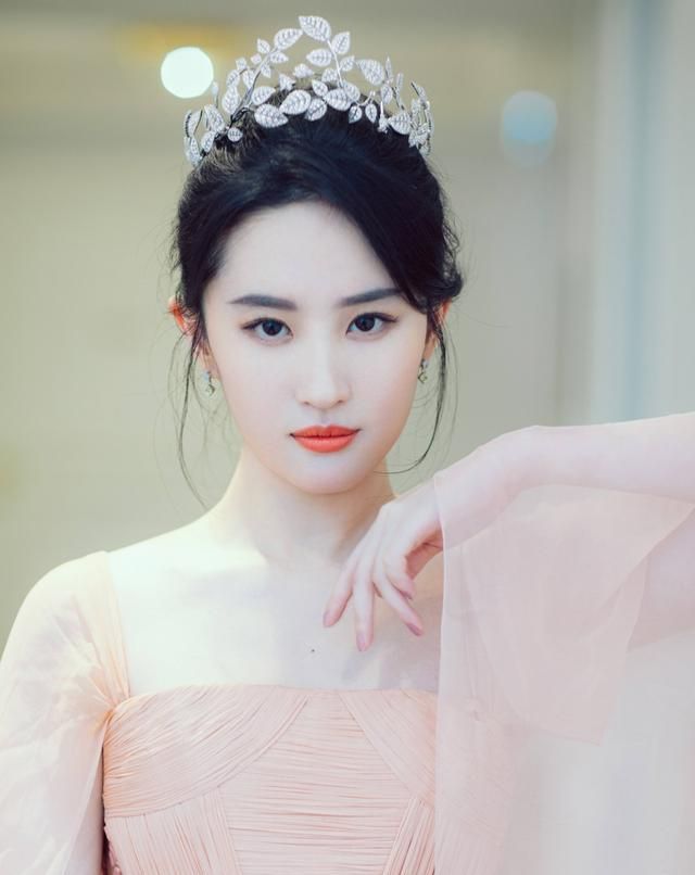 什么样的脸是美人胚子,真正的美人胚子脸上都有五个特征