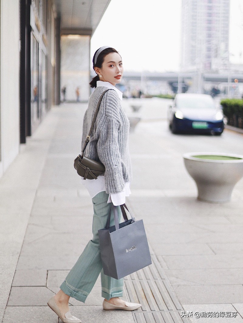 斑马条v领毛衣怎么搭配才好看,v领大版毛衣怎么搭配好看