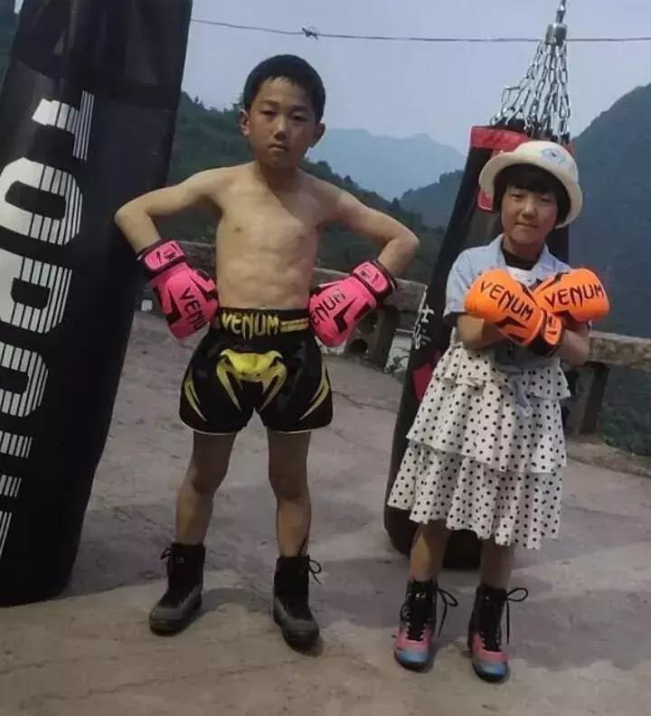 校园霸凌打骂人的小孩,校园霸凌施暴女孩