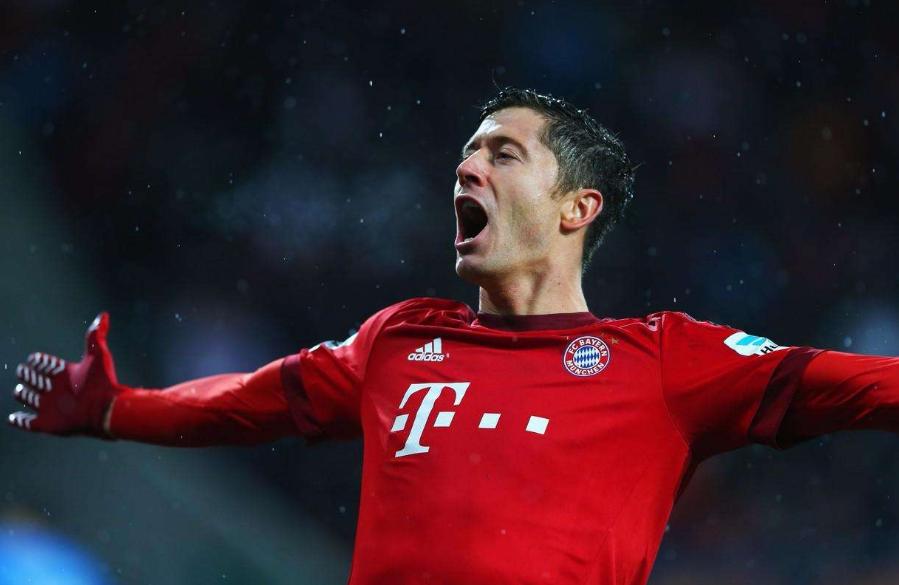 莱万德国杯帽子戏法拜仁,德国足球先生集锦