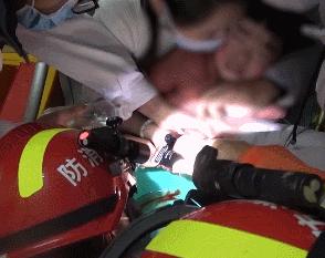 小朋友手指被夹流血,漯河1岁女童手指被夹断