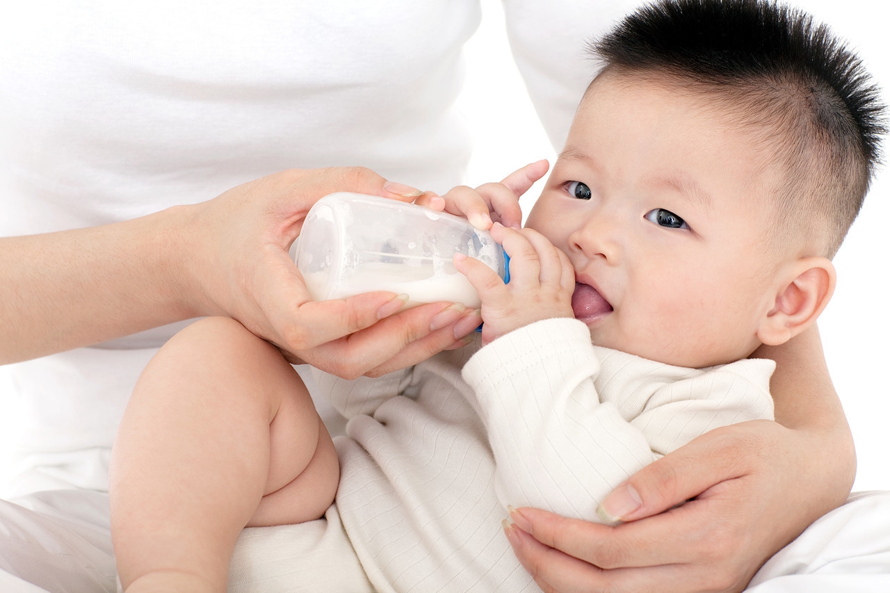 为什么不能轻易给宝宝喂奶粉,婴儿出生奶粉喂养