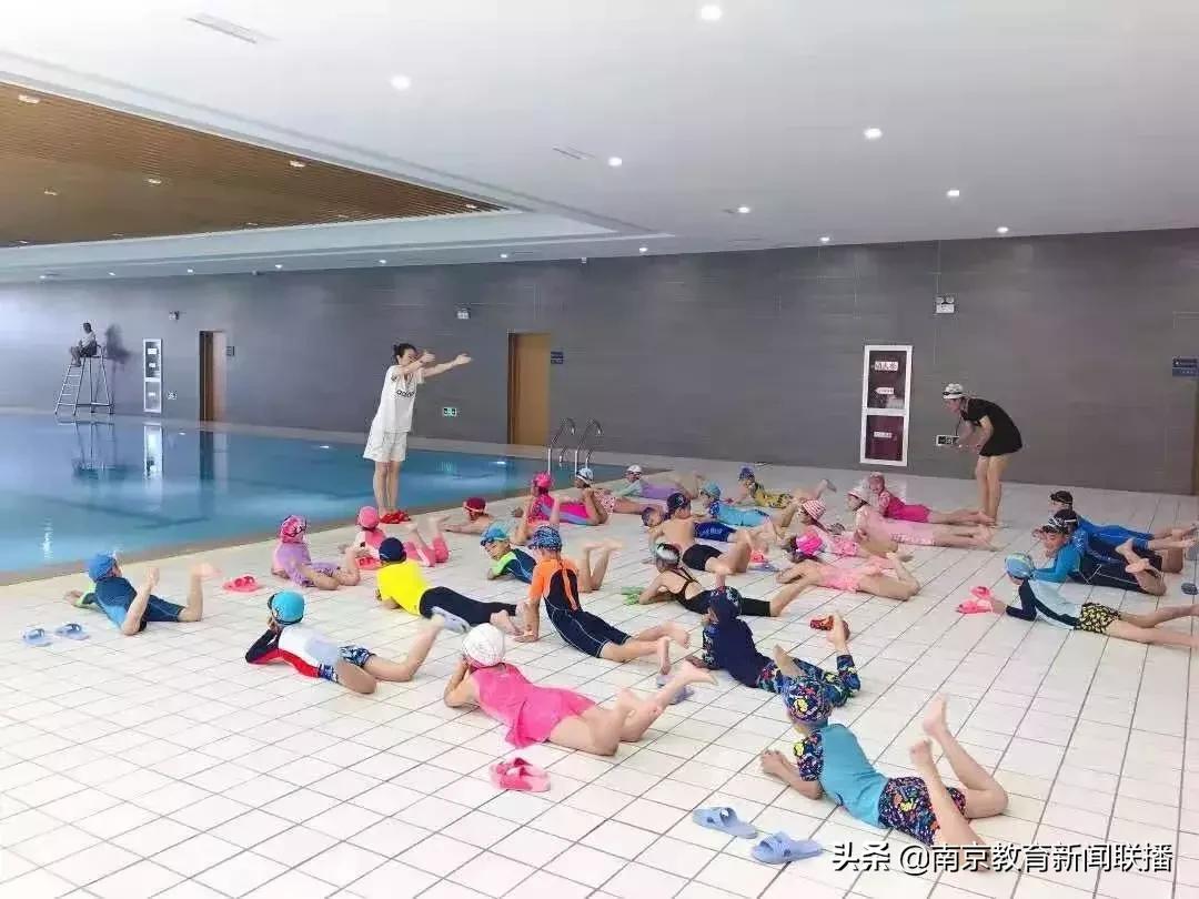 中国中小学应该普及游泳课,南京中小学游泳体育课程