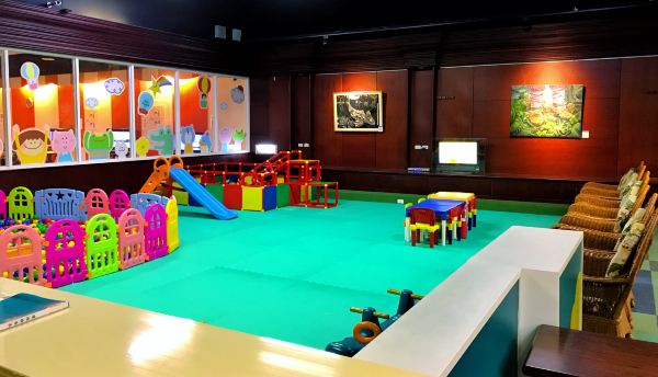 这家酒店有全台唯一「乌龙院主题房」,还能在馆内开赛车