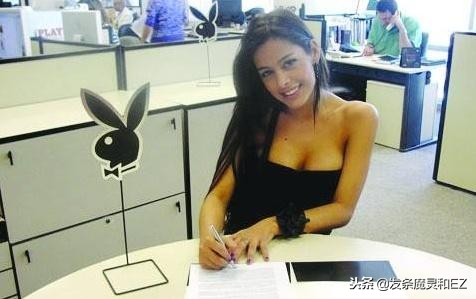 曾在南非世界杯“球”夹手机的女球迷，网友：场外的“球神”！