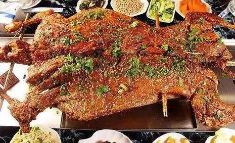 豪！中超赛区伙食升级！继北京烤鸭后再添烤全羊！网友：回归本质