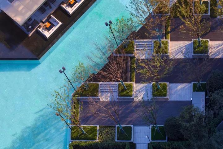 夏日清凉好去处泳池,夏日玩水胜地无边际泳池