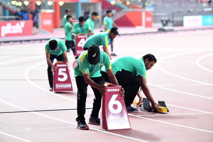 田径场跑步顺时针还是逆时针,田径场跑圈为何逆时针