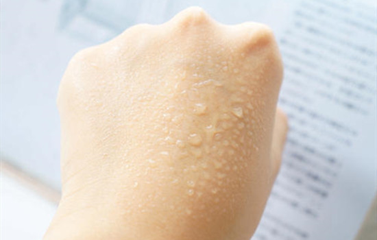 补水喷雾化妆步骤,化妆用的补水喷雾自己做的方法