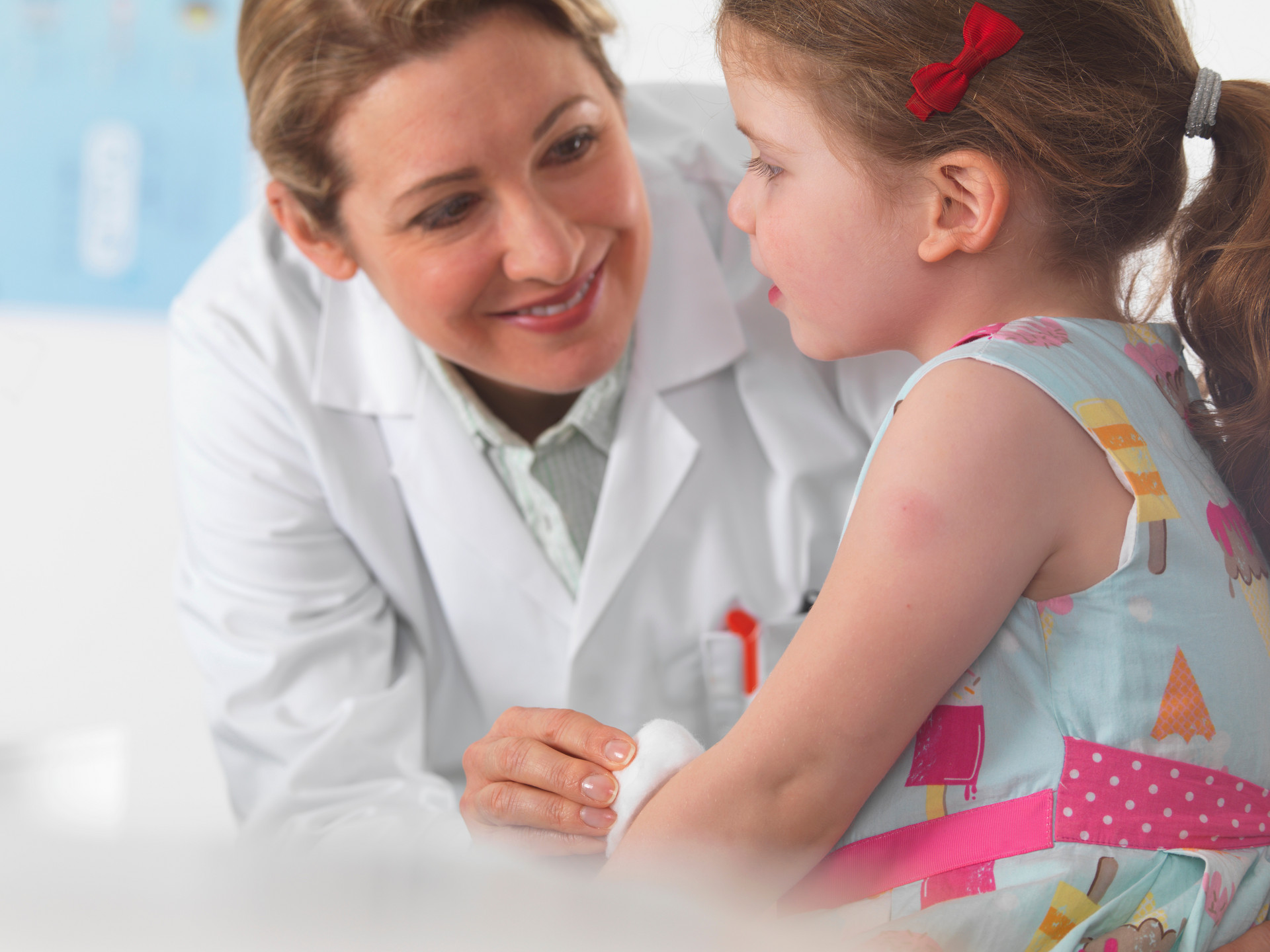 如何让宝宝远离烧烫伤,宝宝夏天烫伤的护理及注意事项