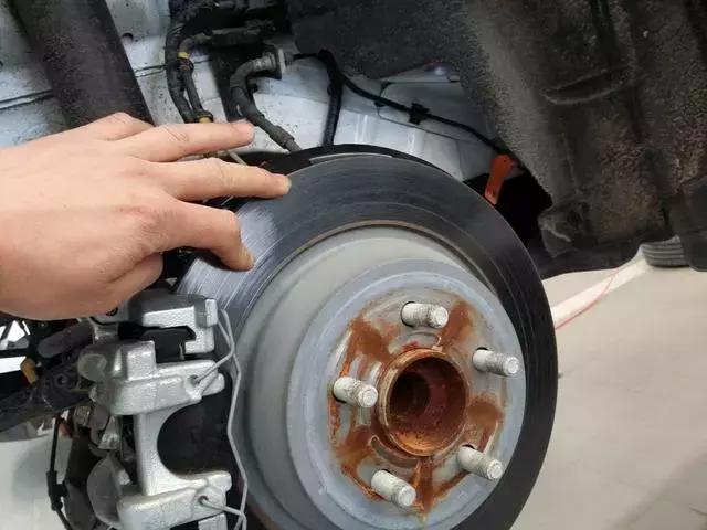 刹车一踩abs就启动是什么原因,深踩刹车abs立马启动