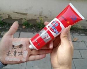 马桶边缘漏水修补胶发霉怎么清理,马桶底部玻璃胶发黄发霉怎么处理