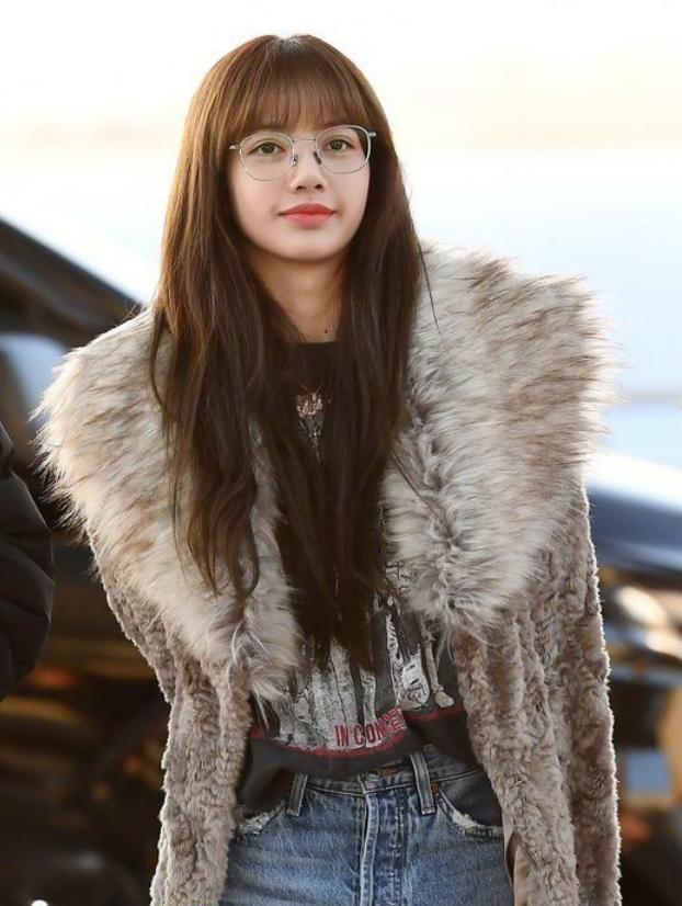 “人间芭比”Lisa又出来撩人了！穿皮草大衣高级又时髦，太美了
