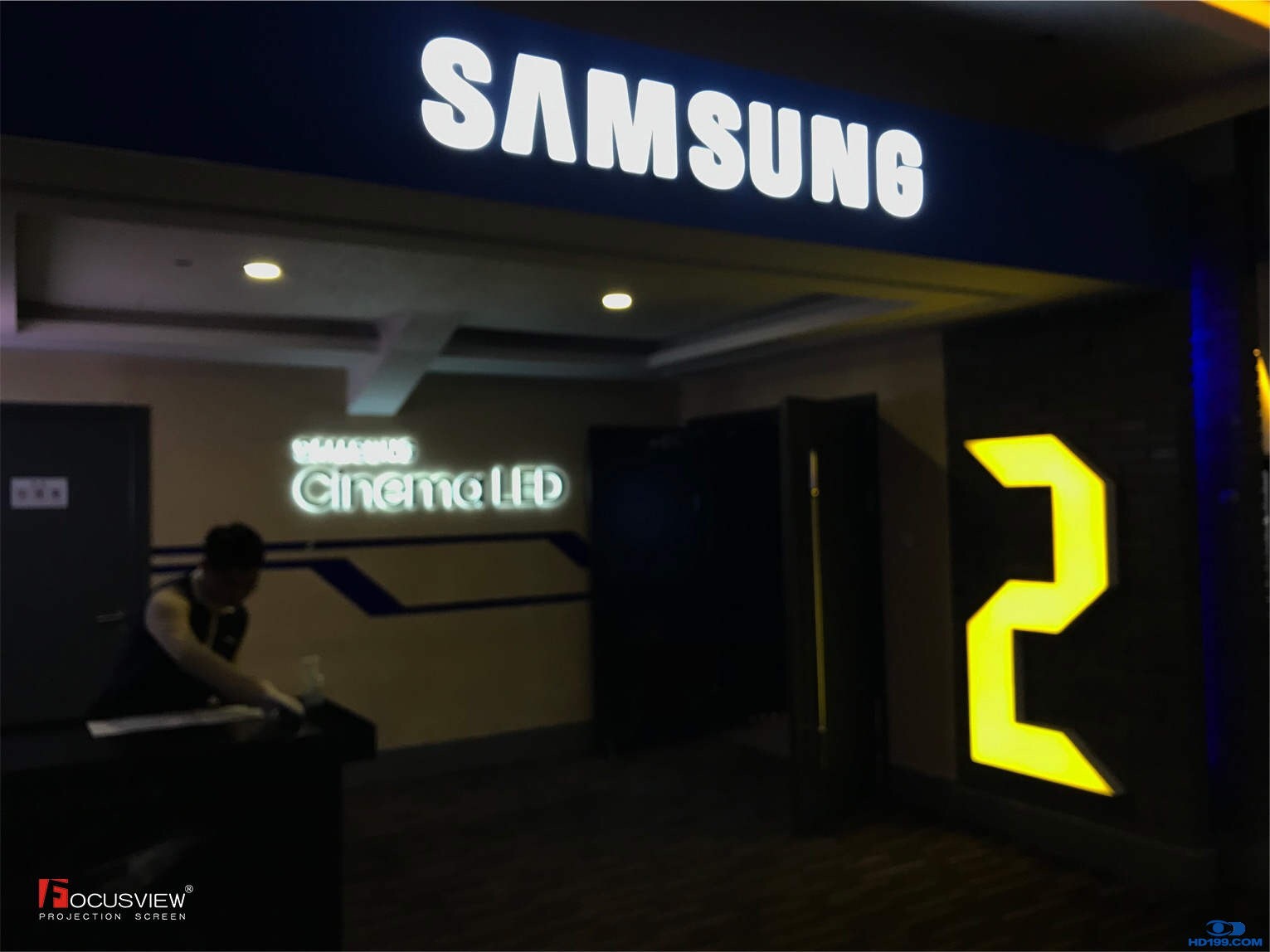 电影院为啥用投影仪不用屏幕,电影院为什么用投影而不用led屏