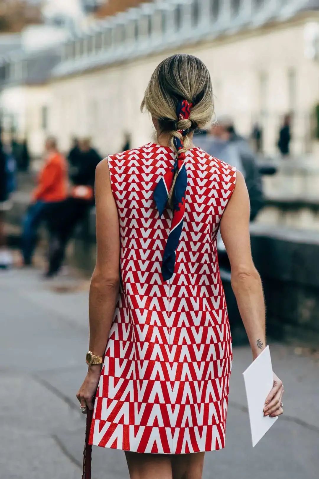 刘欢戴丝巾拍照姿势 (刘欢的老婆正面照)