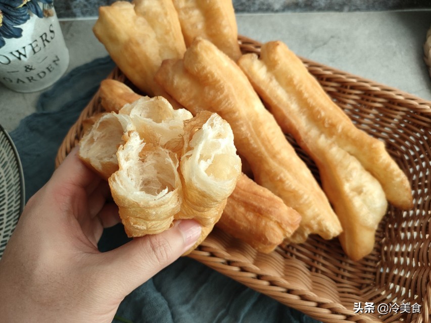 怎样才能炸出又酥又脆的油条,早餐店油条秘制配方记住2个诀窍