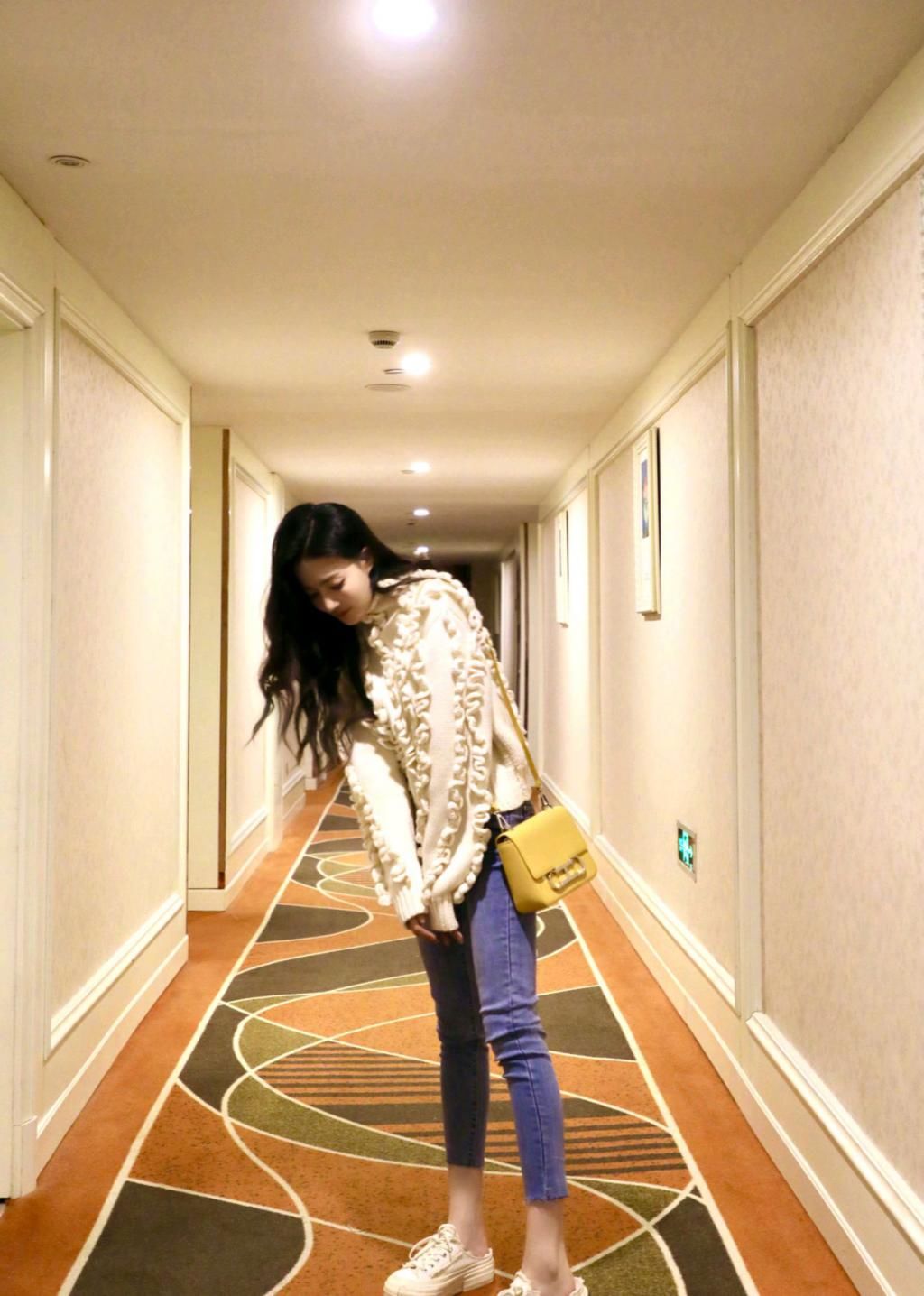 外套搭配什么毛衣好看,黑色国风外套搭配杨幂穿搭