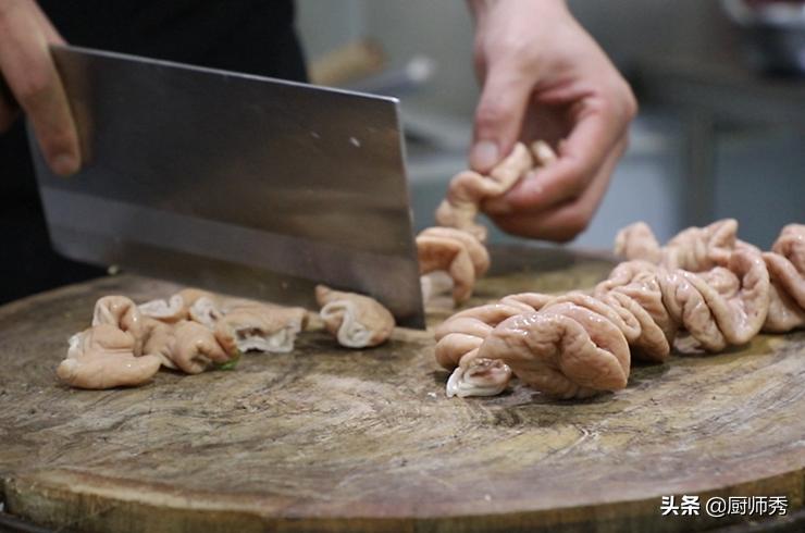 鹏厨教你干锅肥肠的正确做法,香辣过瘾又不腻,收藏起来过年试试