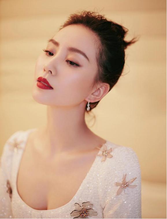 刘诗诗真是天赐的好气质，紧身裙造型真惹眼，高贵的样子真美