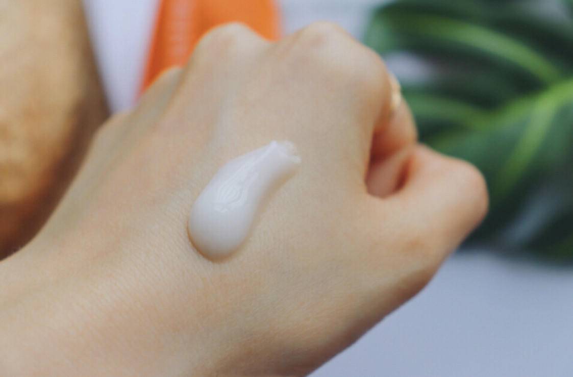 晒后修护可以涂抹晒伤的皮肤吗,晒伤后的刺痛感怎么消除