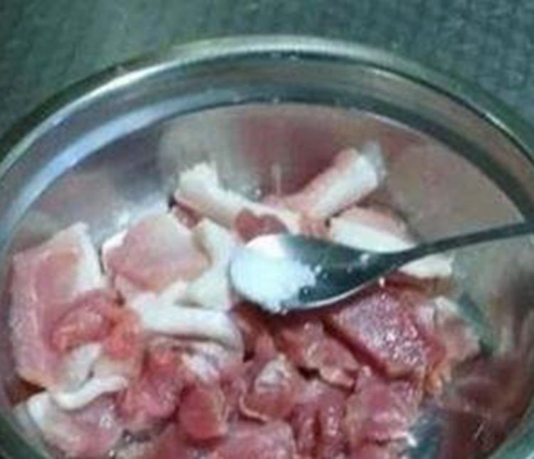 腌制猪肉时，千万别放料酒！厨娘说漏嘴：多加一点它，鲜嫩更入味