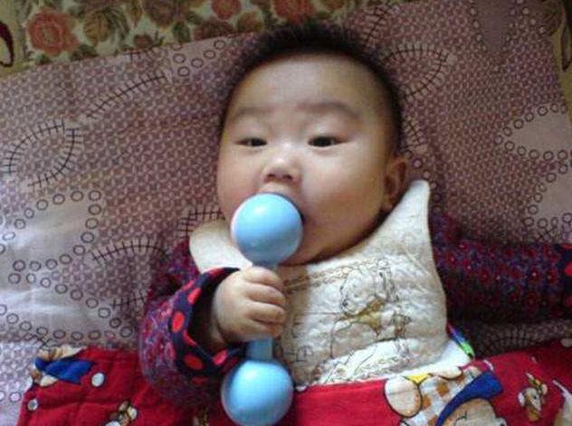 2岁外孙误食502胶水,姥姥的聪明做法,连医生也为她点赞