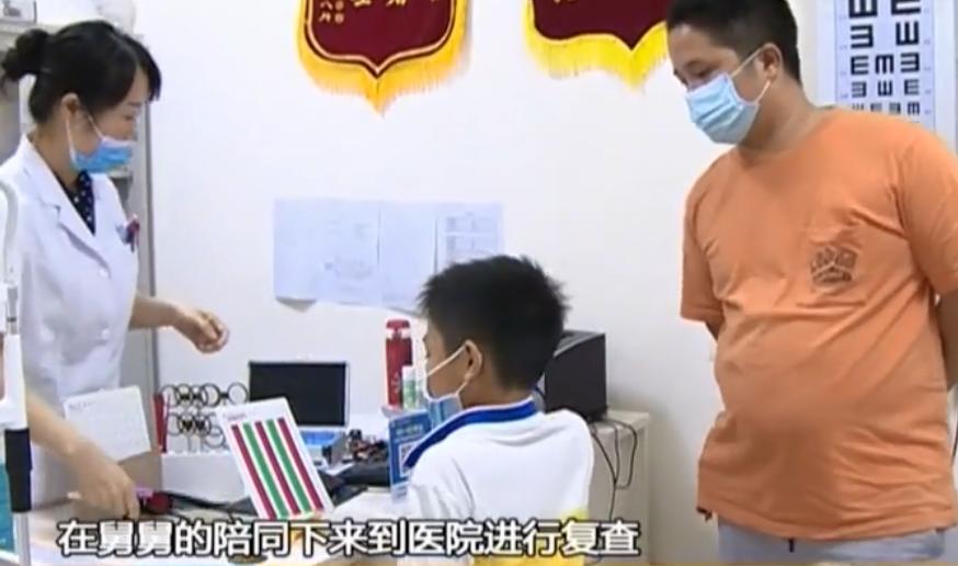 一小孩变斗鸡眼,小孩突然成斗鸡眼