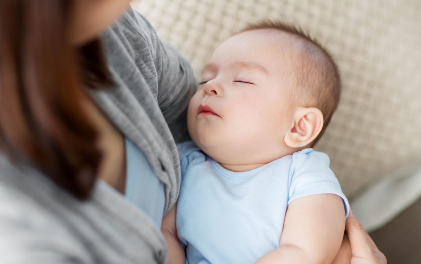 二月婴儿哭闹抱着也哭闹,婴儿哭闹要立即安抚还是继续哭