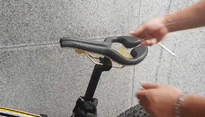 大叔发明了一个镂空车座，堪称骑行时降低屁股疼痛的神器