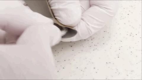 日本小哥用攒了一年的「指甲」给女友做了个钻戒？网友：妈呀变态