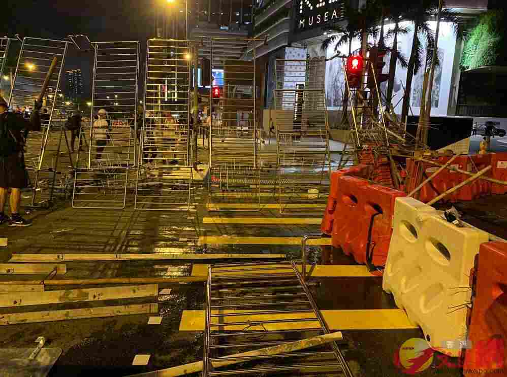 最新：香港警方旺角清场！暴徒竟拆*旗国**升“独”旗