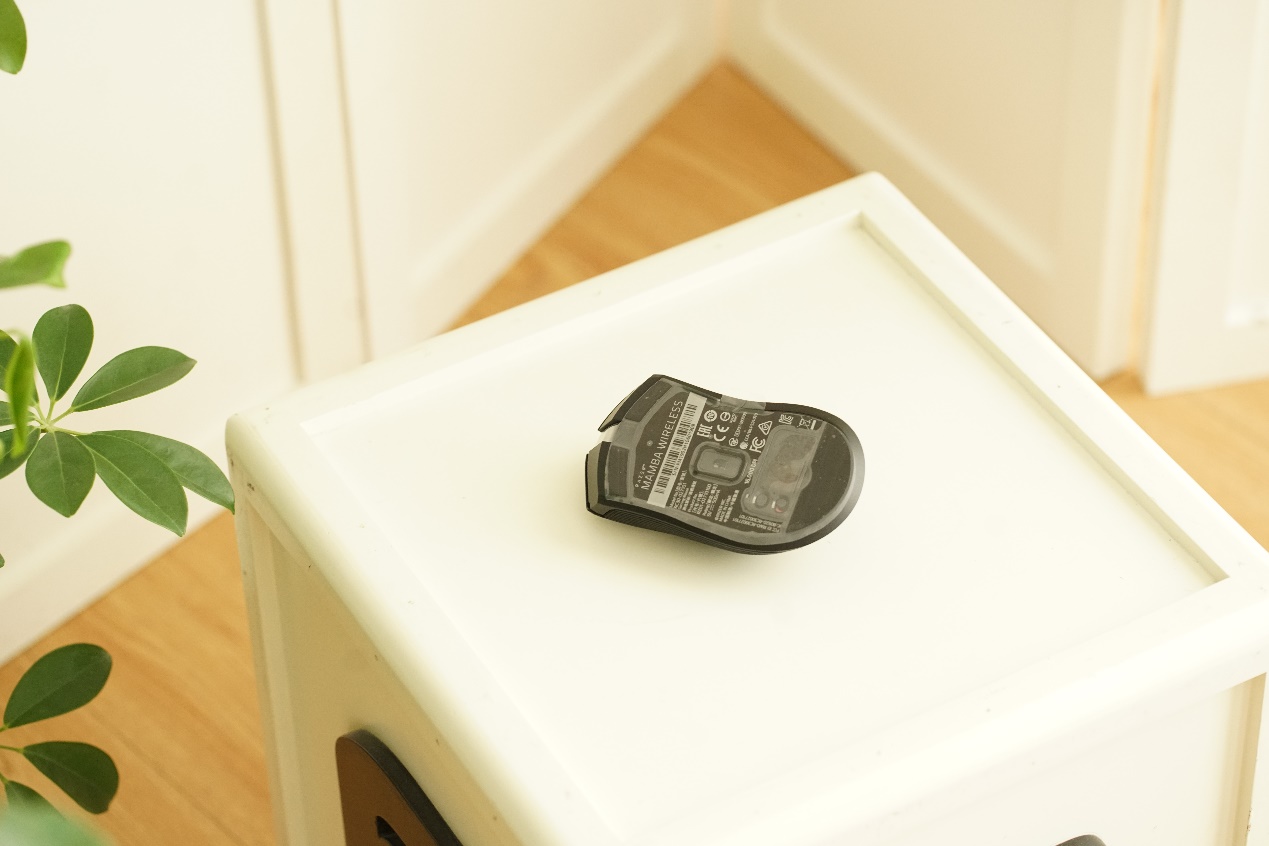 雷蛇曼巴眼镜蛇无线版鼠标开关键,雷蛇曼巴眼镜蛇无线版灯光