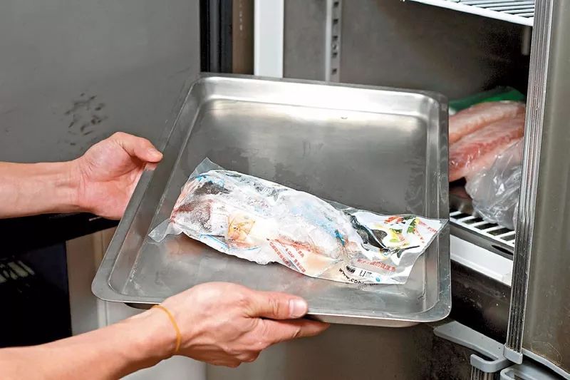 冷冻鱼清蒸需要解冻吗,冷冻的鱼解冻后怎么复活