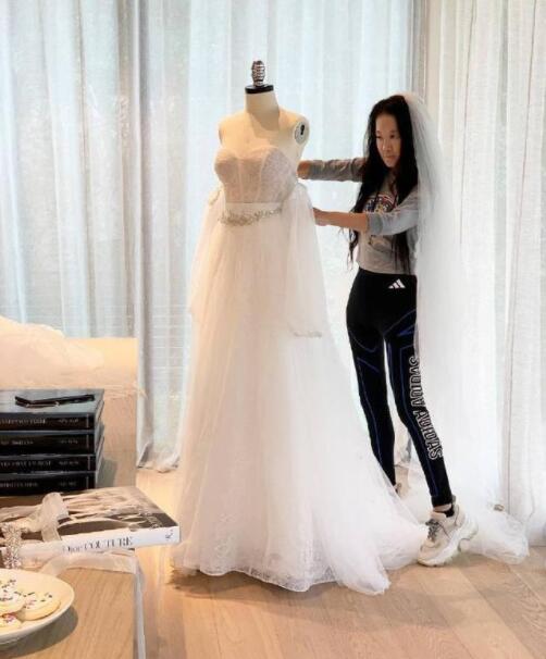 “婚纱女王”王微微近照曝光，年过七旬保养得当，身材纤细似少女