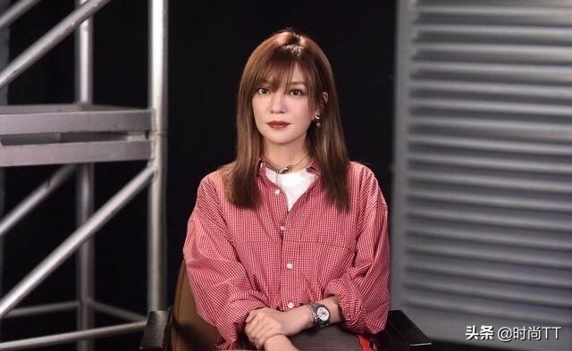 赵薇44岁依旧不显老,赵薇穿吊带连体衣照