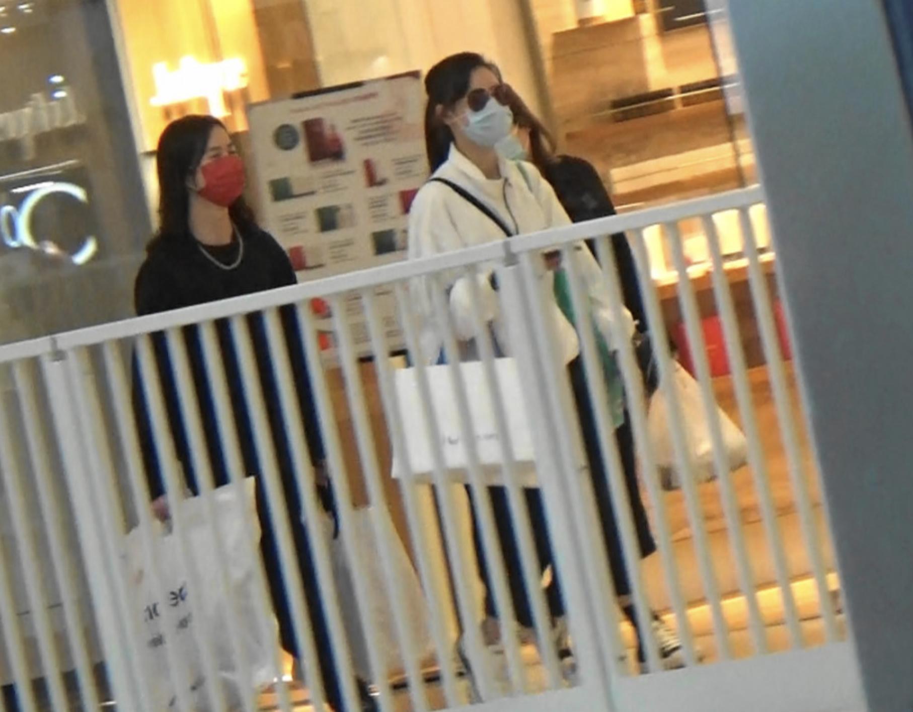 张柏芝为儿子买圣诞礼物，平价购物仅花六百元，满载而归乐在其中